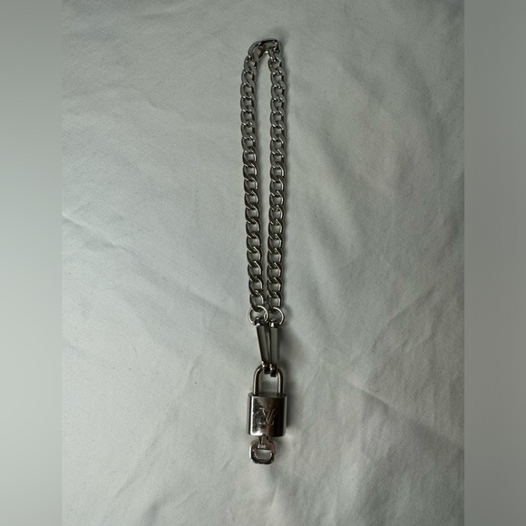 LV Silver Lock and Key 302 with unbranded chain - Picture 9 of 9